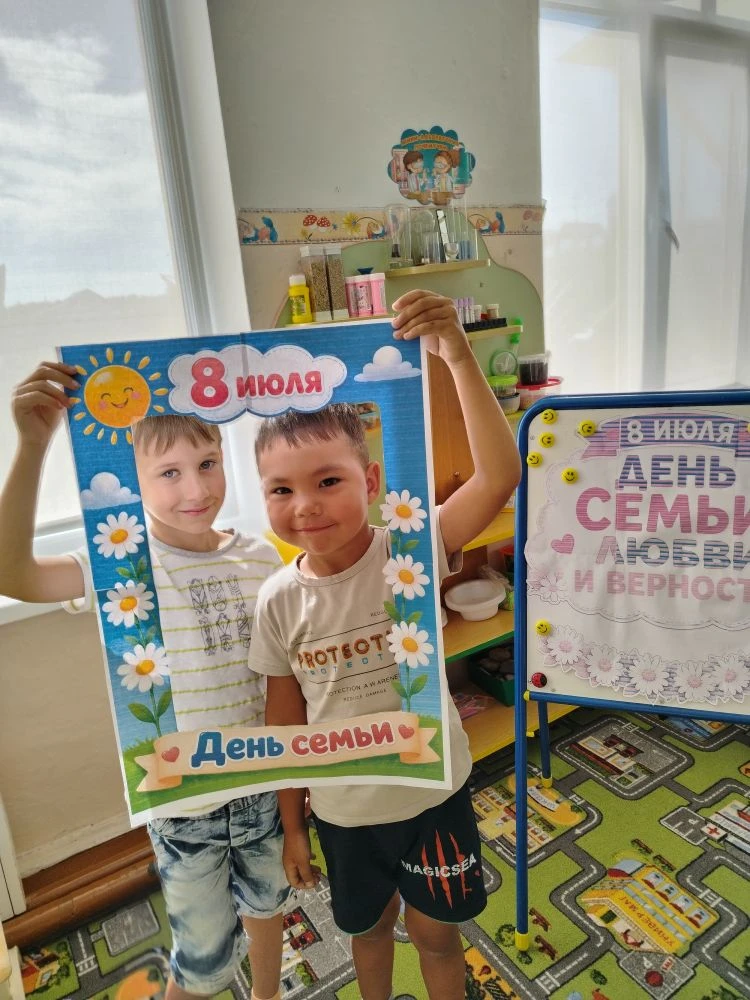 Семья — это счастье,
Семья — это дружба,
Семья — это помощь
Тому, кому нужно.
Не можем мы жить
Без с