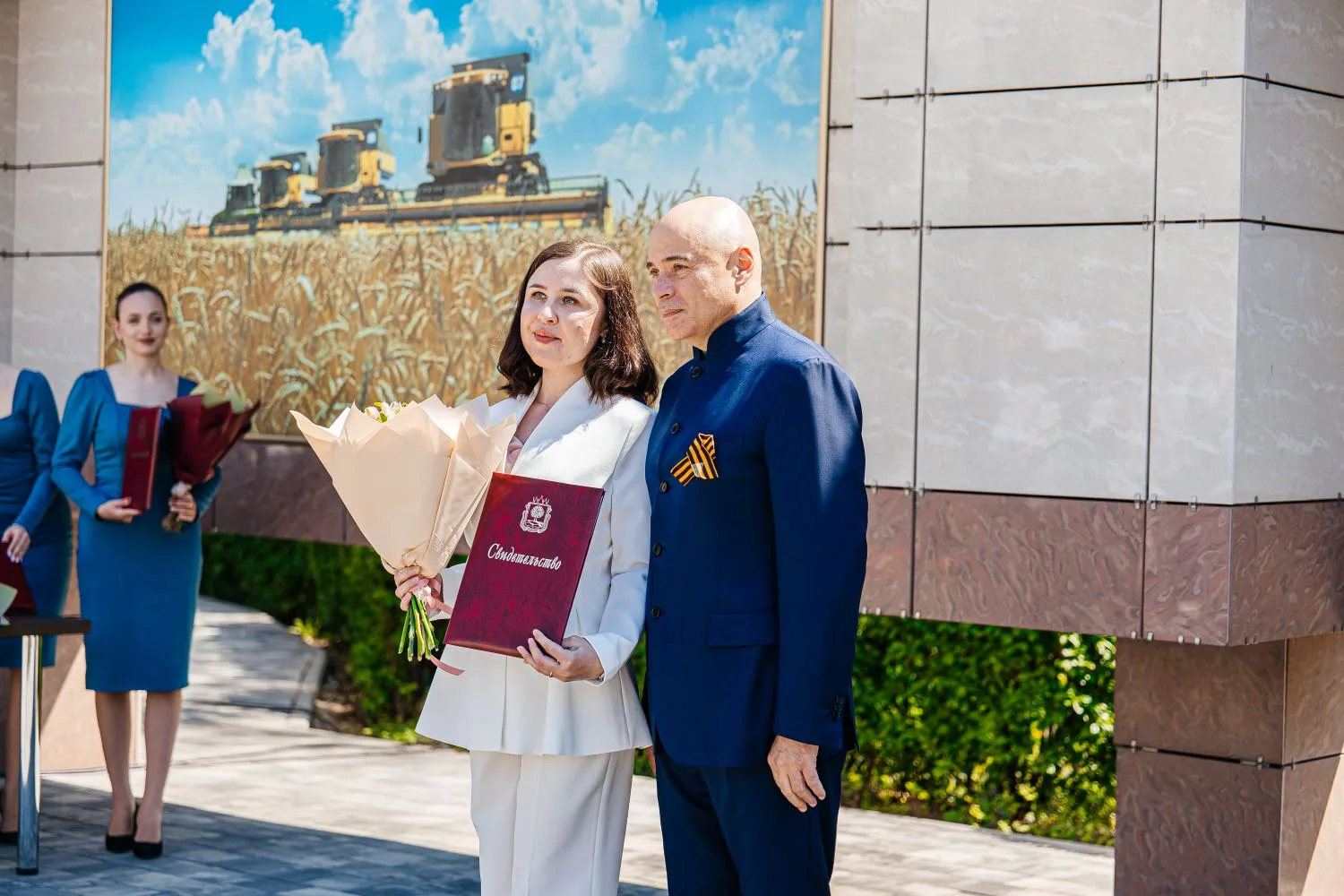 🧑‍🏫 Учитель русского языка и литературы школы №51 Юлия Ситникова принимает поздравления!   Ее фотогр
