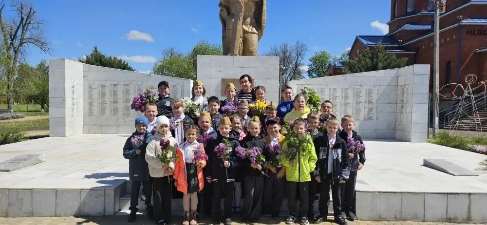 На уроке мужества, в честь великого праздника Дня Победы Юные орлята из 2 «А» и 2 «В» классов возлож