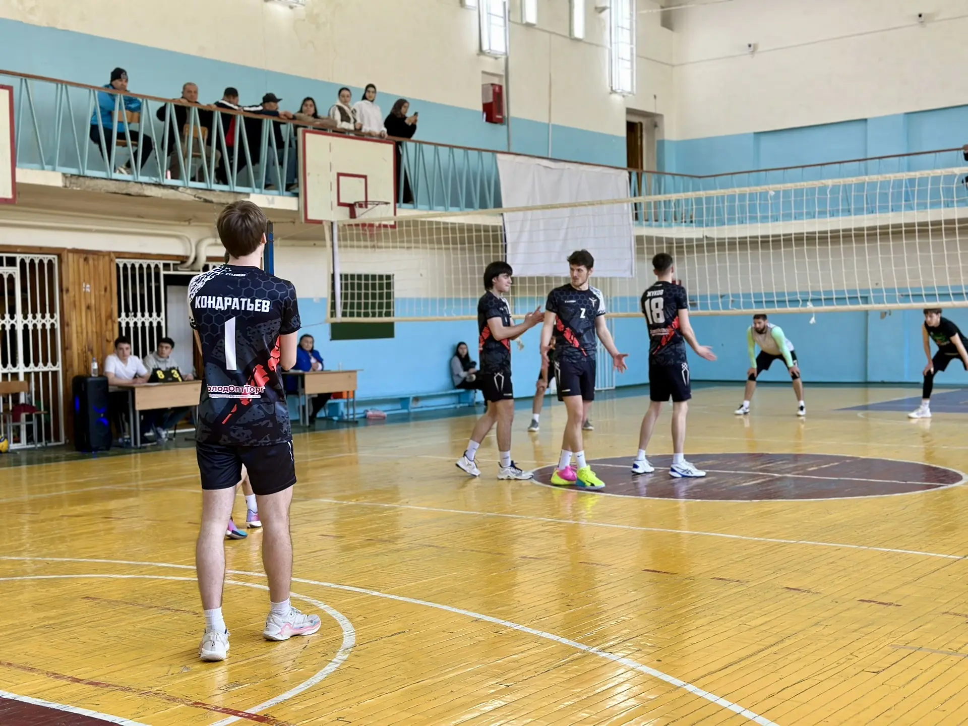 🤾‍♂️ В спортивном зале КЧГУ продолжается Молодежная волейбольная лига   Сегодня, во второй день Лиги