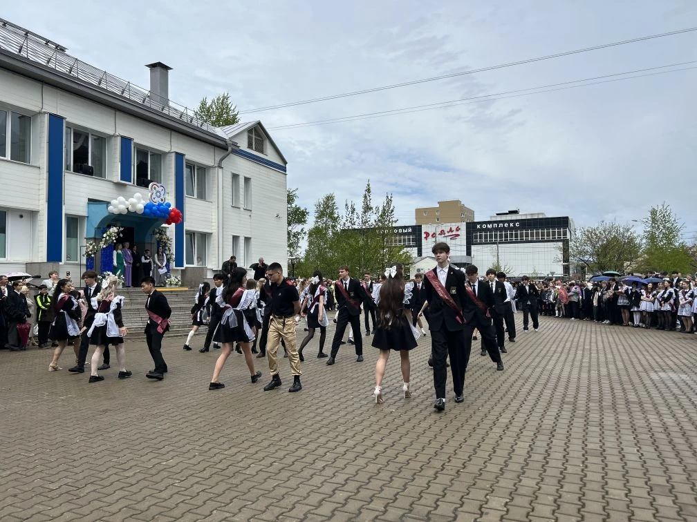 🔔 Последний звонок — начало новой главы!  Сегодня в нашей гимназии царила особенная атмосфера: волне