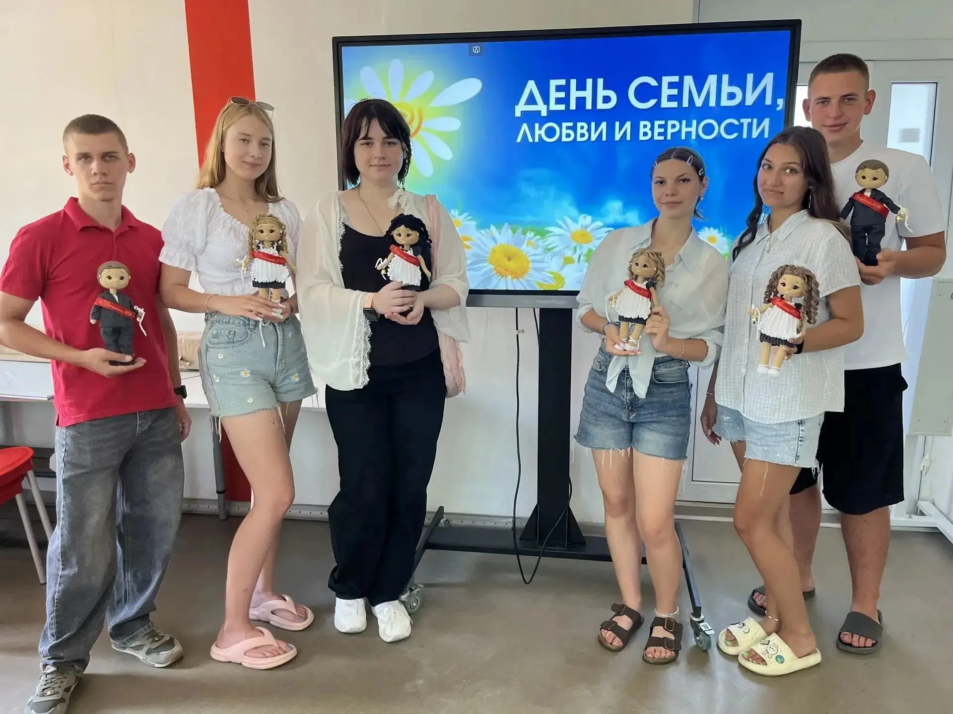 Наша дружная, школьная семья!
￼Школа – это маленький мир, который полон радости, любви, самых разных