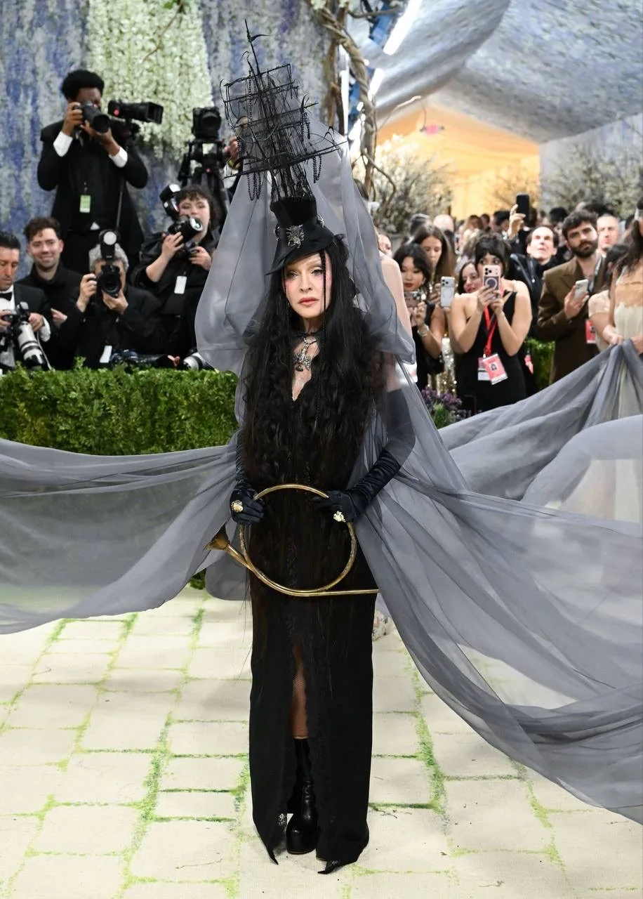 Met Gala 2026 превратился в музейную экспозицию : тема Costume Art , дресс-код Fashion Is Art , а ко