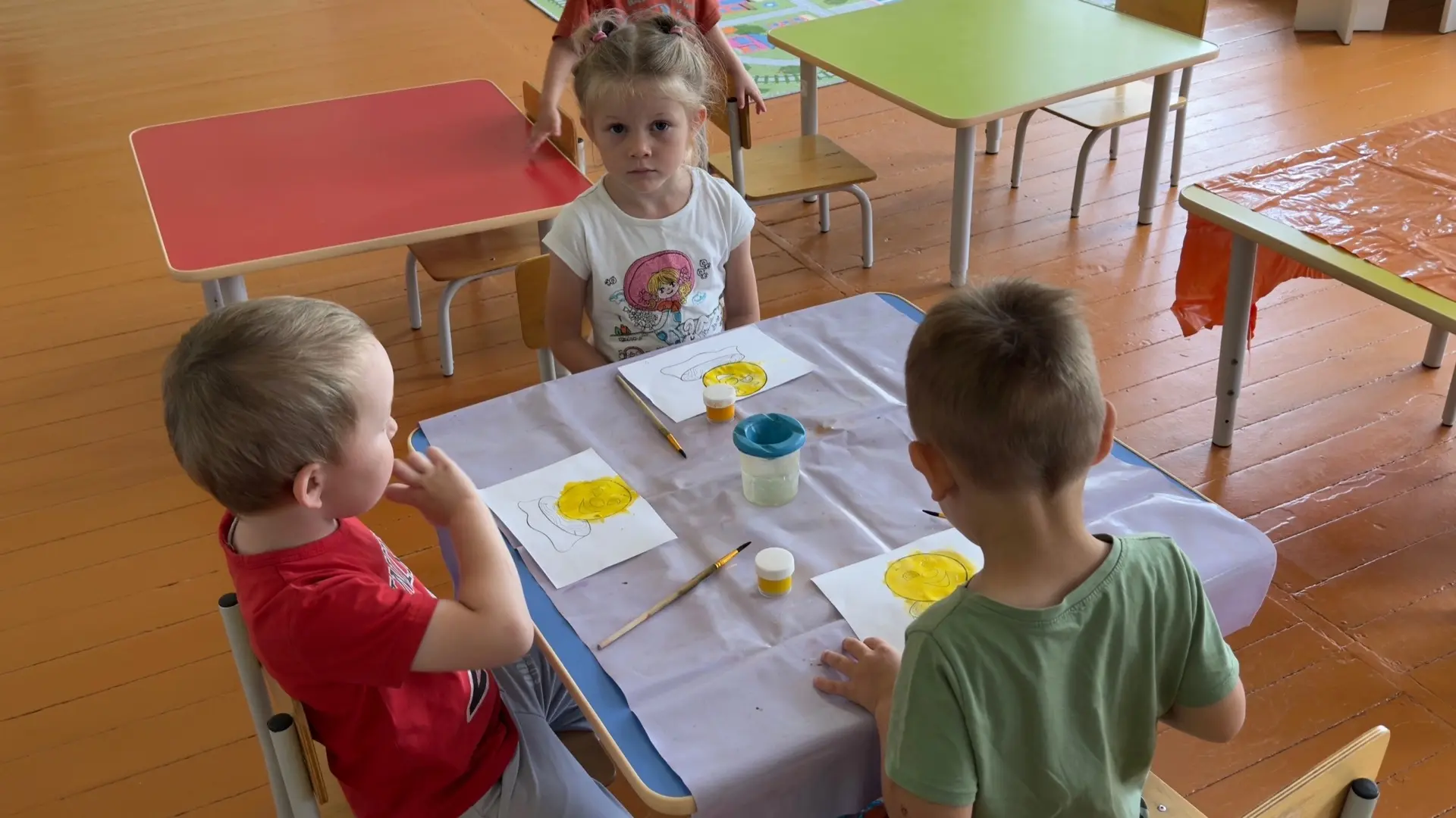 На тарелочке лежал,