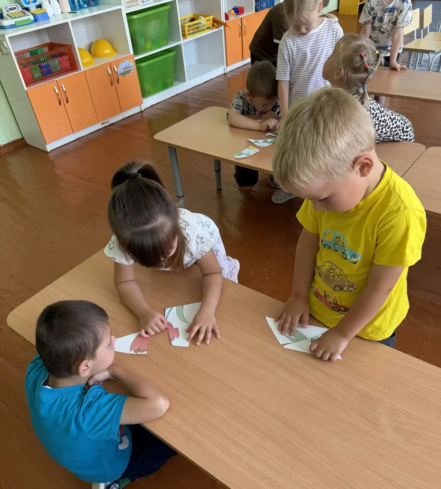 🌸 С самого утра ребята старшей группы превратились в садовников и полили клумбы.🚿