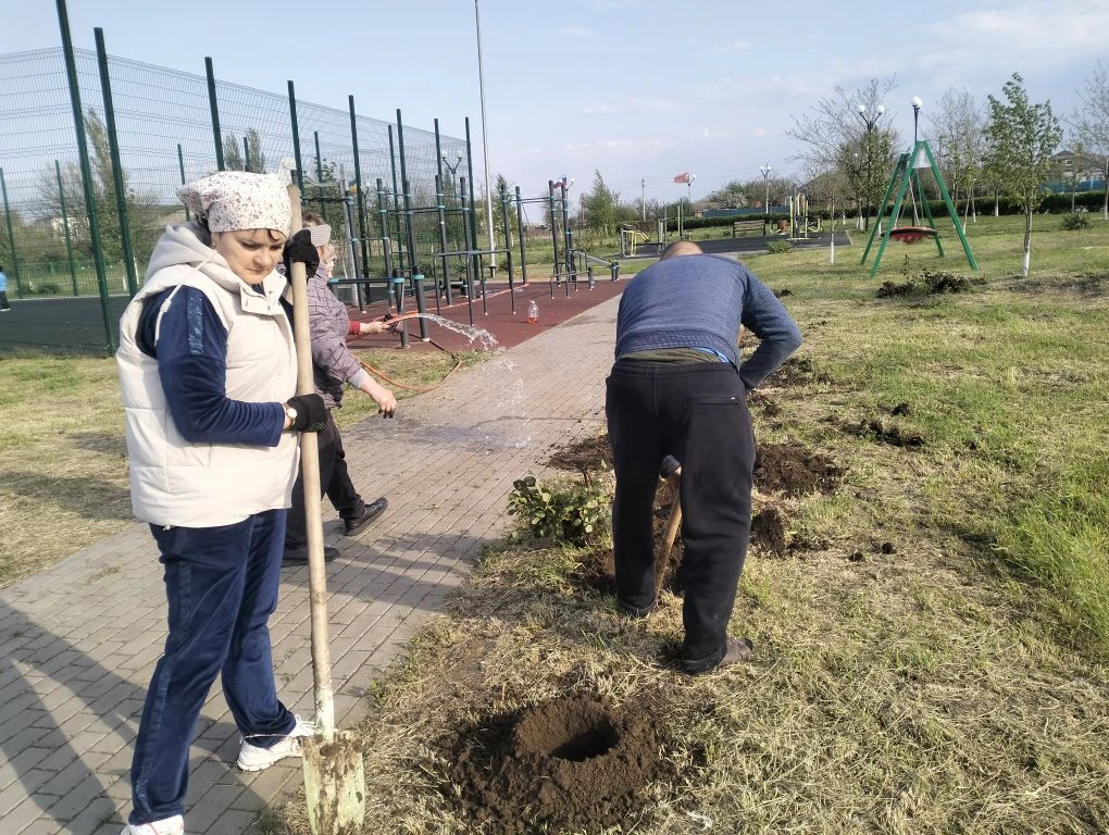 Мы с радостью присоединились к замечательной акции «Цветы России»! 🌿 Вооружившись лопатами, лейками