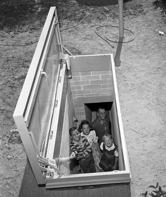 Aмepиканская ceмья в coбственном бомбоубежище. 1961 год