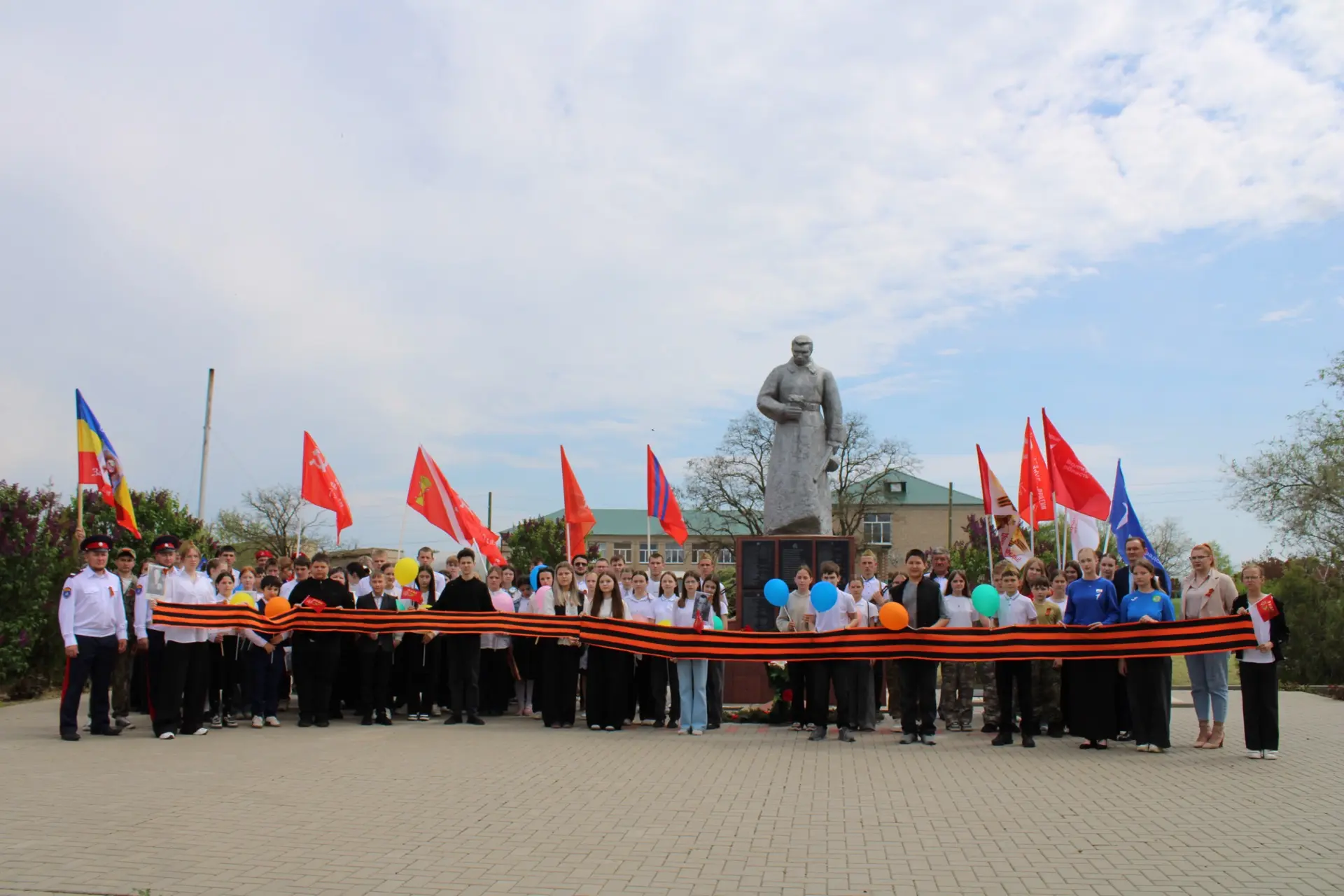 🕊️Автопробег «Автобус Победы».

🙏🏼Ребята почтили память героев минутой молчания и возложили цветы