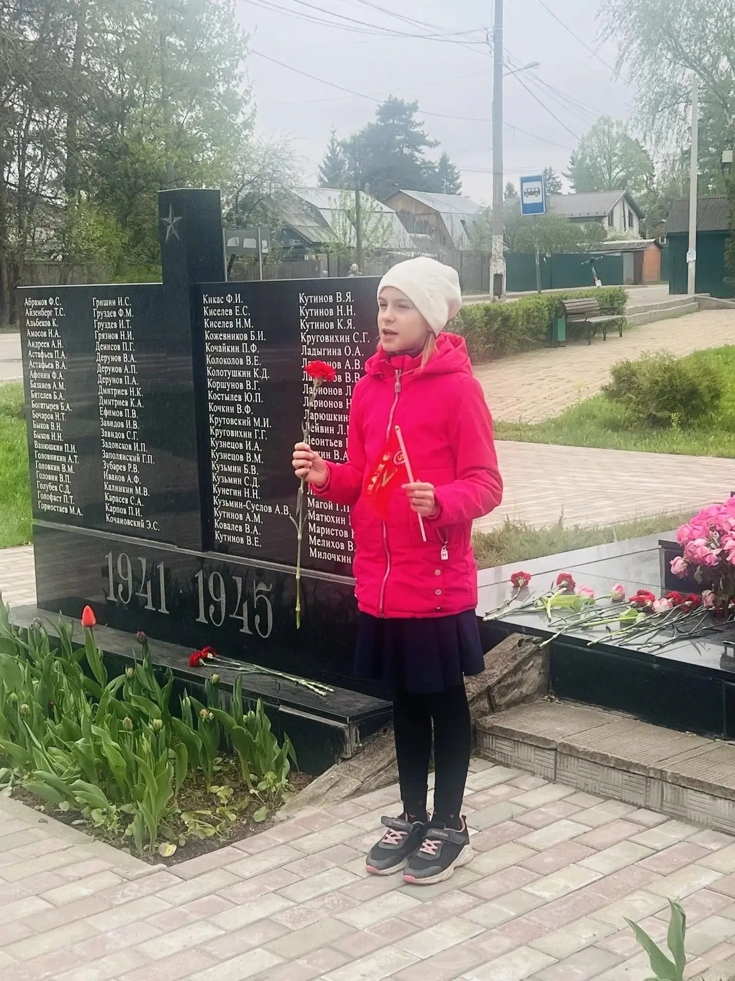 Сегодня утром ученики 4 «В» класса вместе со своим классным руководителем собрались у памятника павш
