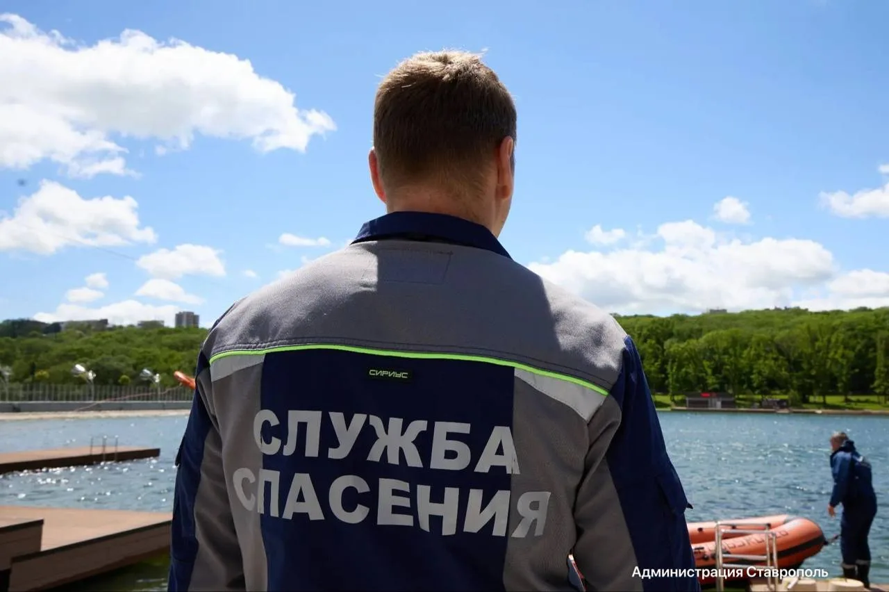 🙏Секунды до трагедии: как спасатели на Комсомольском пруду вытащили из воды 14-летнего...