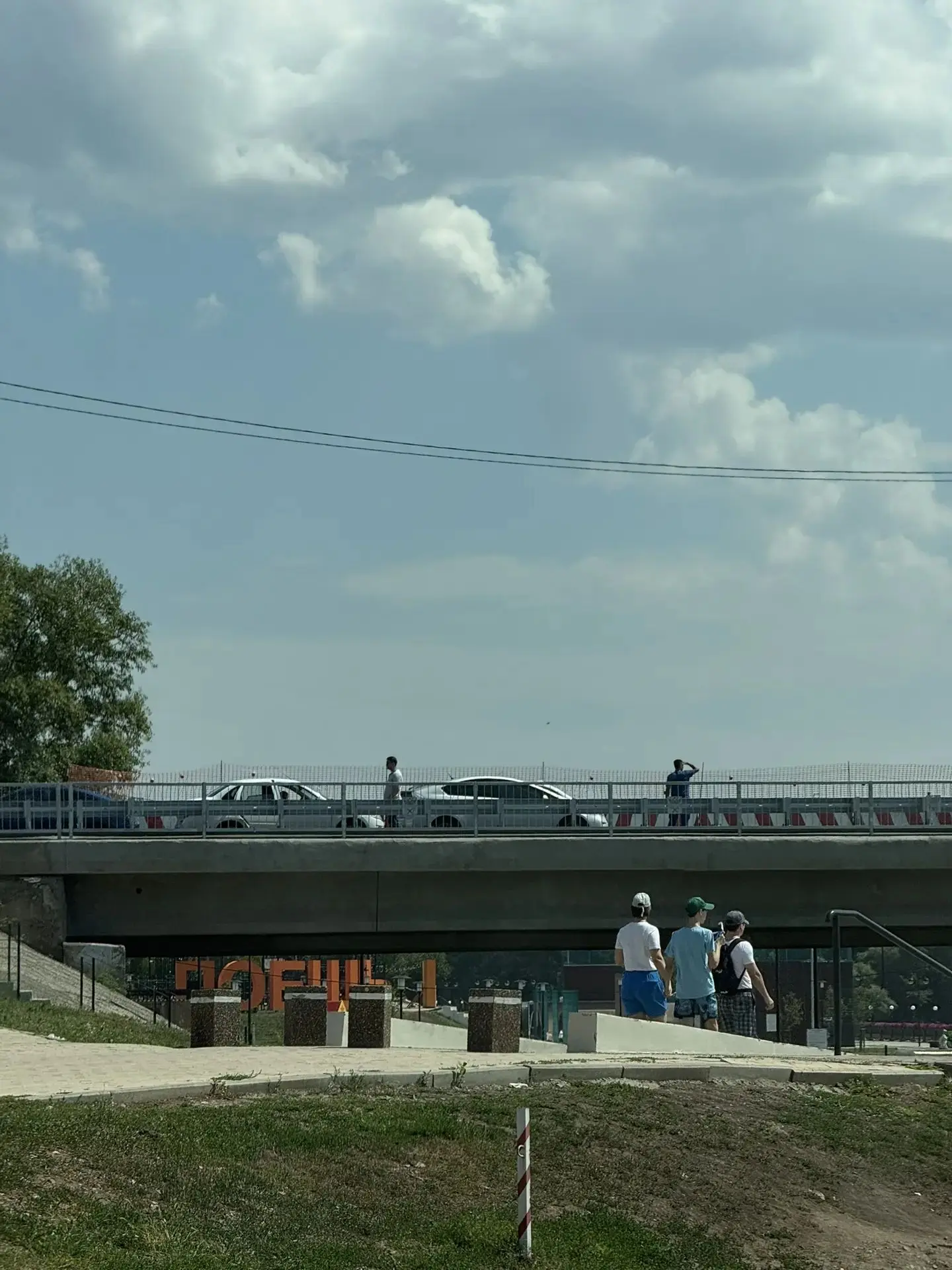 И пусть весь мир подождет мост постоит..... И Донгузская.... И Чичерина.....

Дтп на мосту через Ура