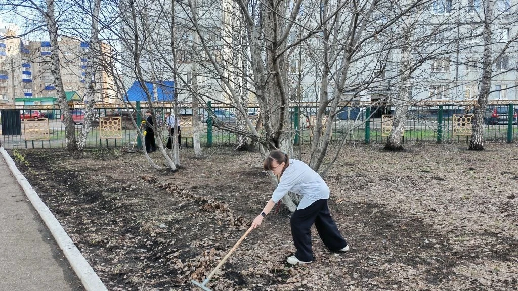 Весеннее солнце светит ярко, птицы поют, а школьный двор ждёт преображения — настало время традицион