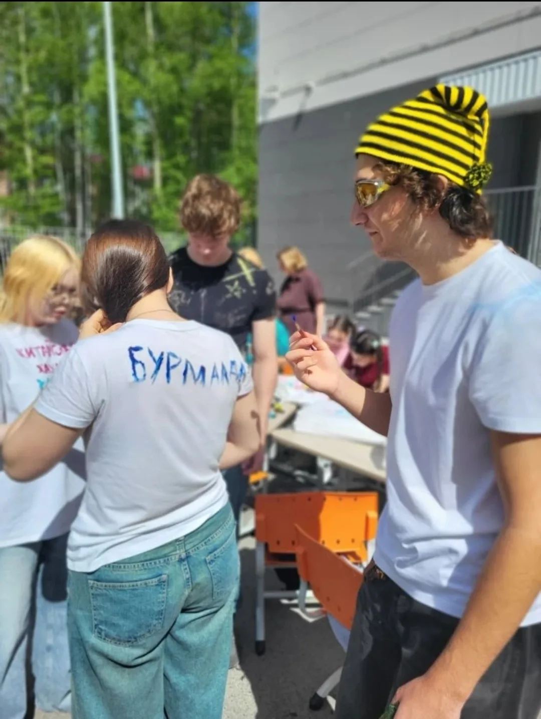 Назад в детство🧸    👫В нашей школе прошёл особенный и трогательный день — День детства среди выпускн