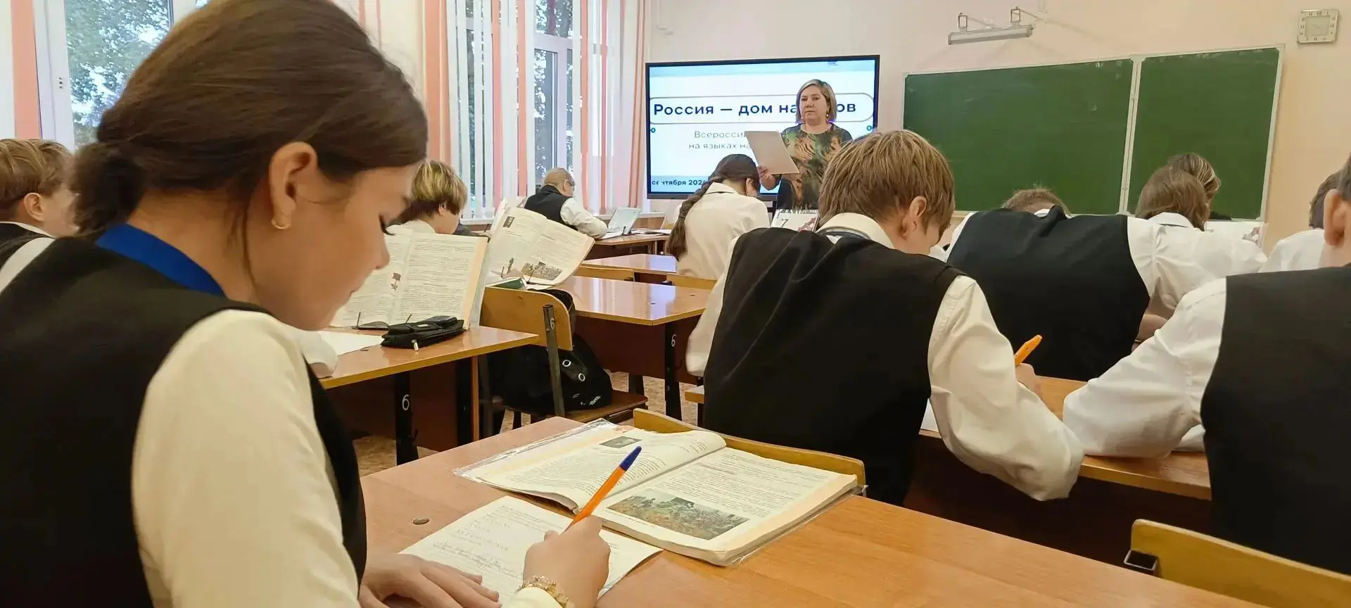 📖 Грамотность объединяет: как в МБОУ СОШ №5 писали диктант на двух языках