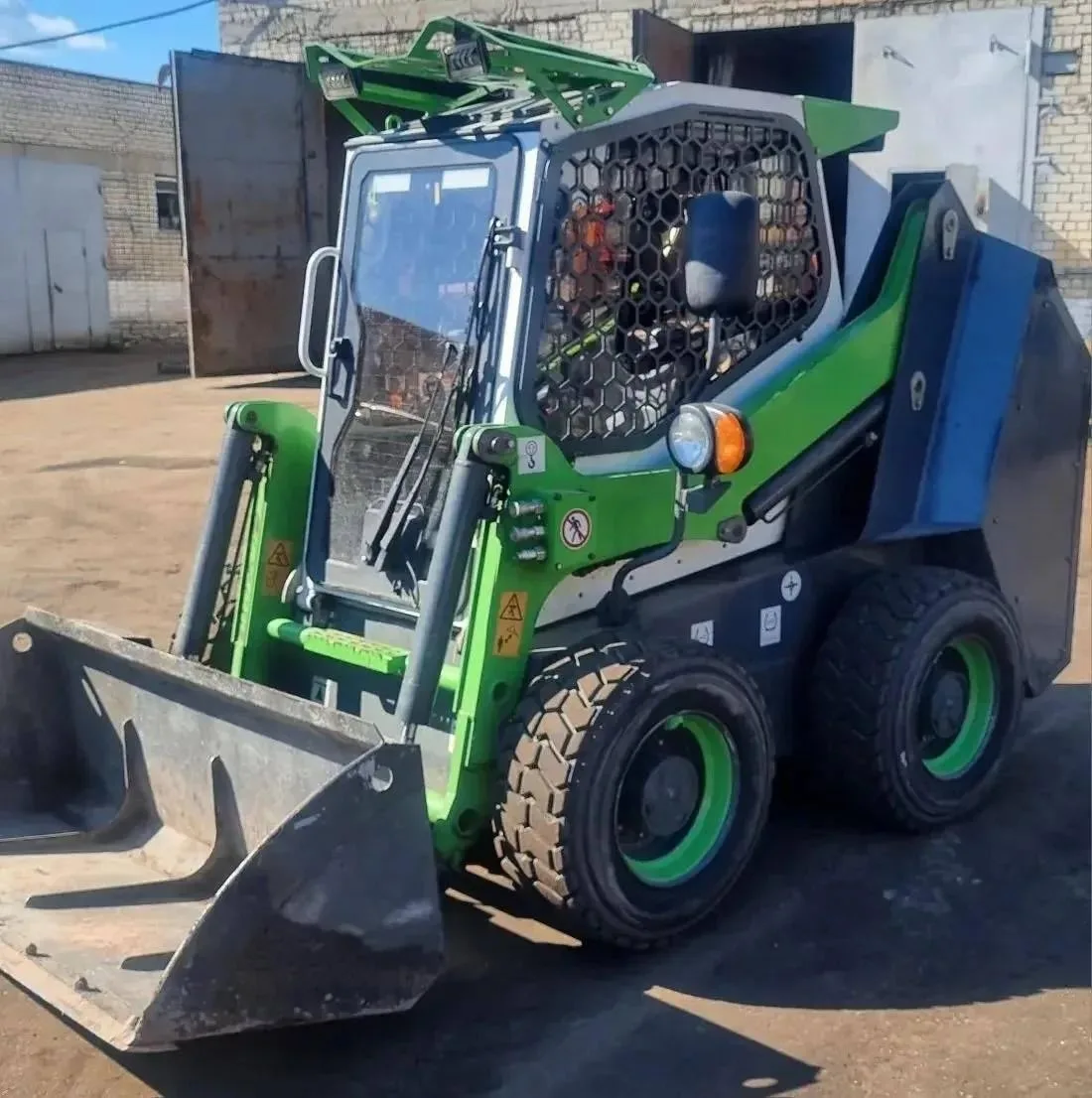 🚜 В Ульяновске начали испытывать новый электротрактор, разработанный в УлГТУ.

Машину передали в «Д