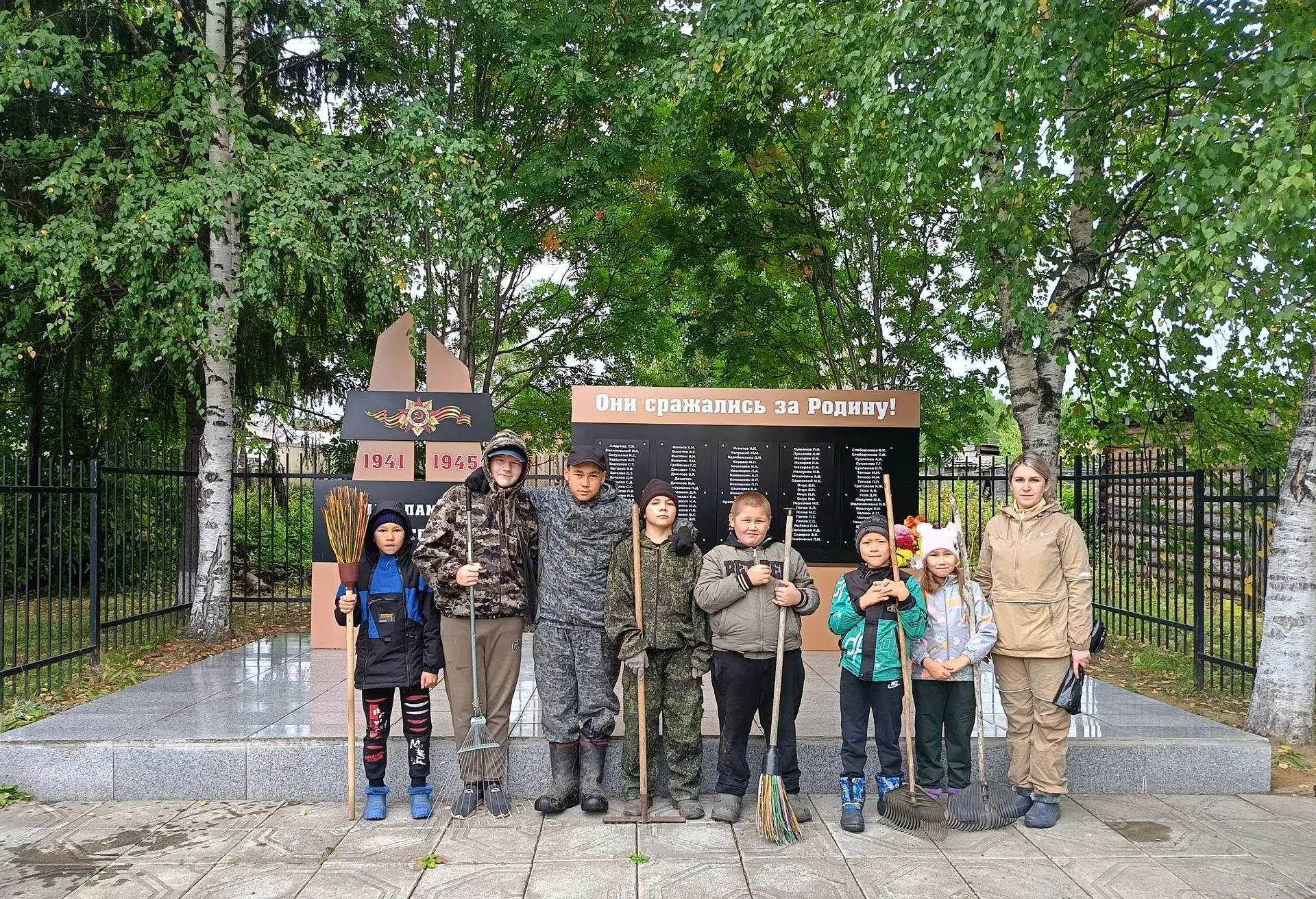 Важно, чтобы место памяти выглядело достойно в любую погоду. Обучающиеся школы под руко...