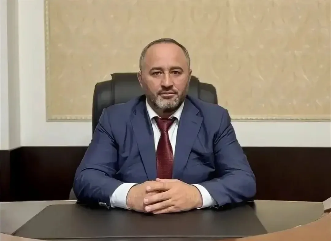 Уважаемый Шамиль Борисбиевич!

Коллектив работников Учкуланской школы сердечно поздравляет Вас с днё