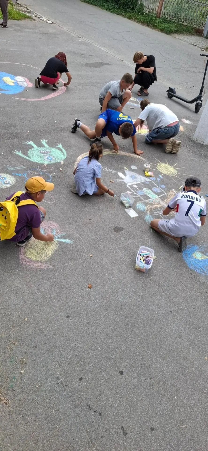 🎨 Лето, солнце и море красок: у нас прошёл конкурс рисунков на асфальте! ☀️В эти тёплые летние дни 