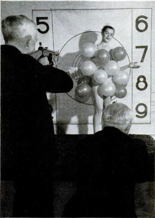 Развлечение для гостей, США, 1947 год.

Во время ужина, устроенного оружейником Мелвином Джонсоном в
