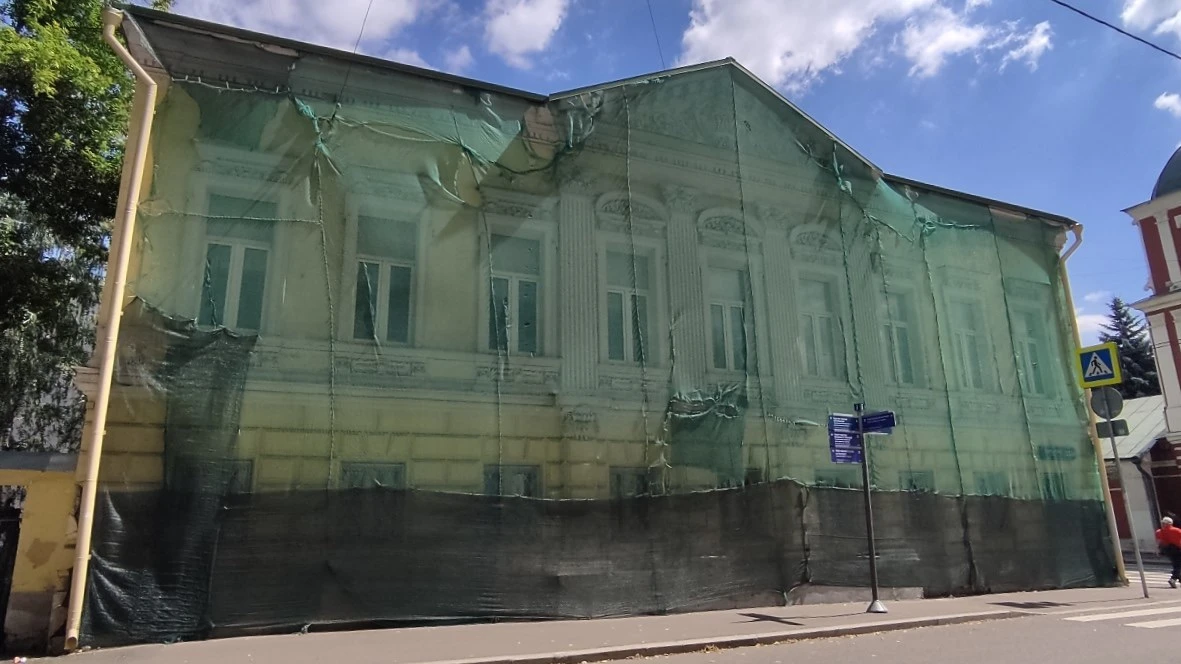 Реставраторы обнаружили исторический цвет фасадов главного дома городской усадьбы П.И.Антипина – Д.А