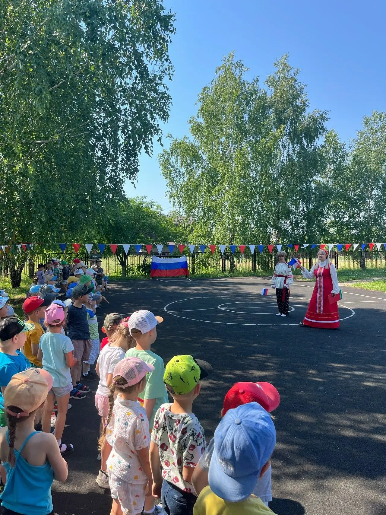 День России в нашем детском саду провели индивидуально по группам и общим мероприятием для всех ребя