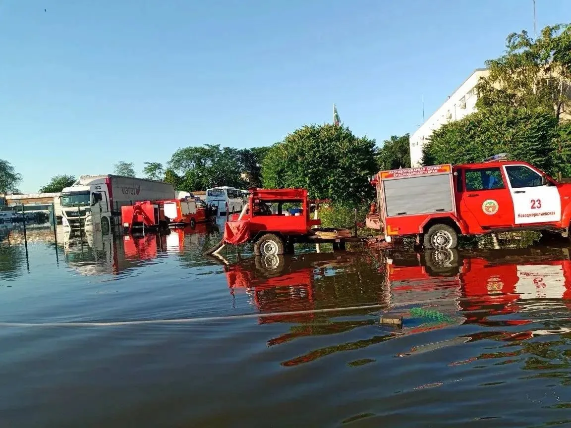 🌧️ Краснодар после дождевого удара: улицы под водой, службы работают без остановки. 

За три дня в 