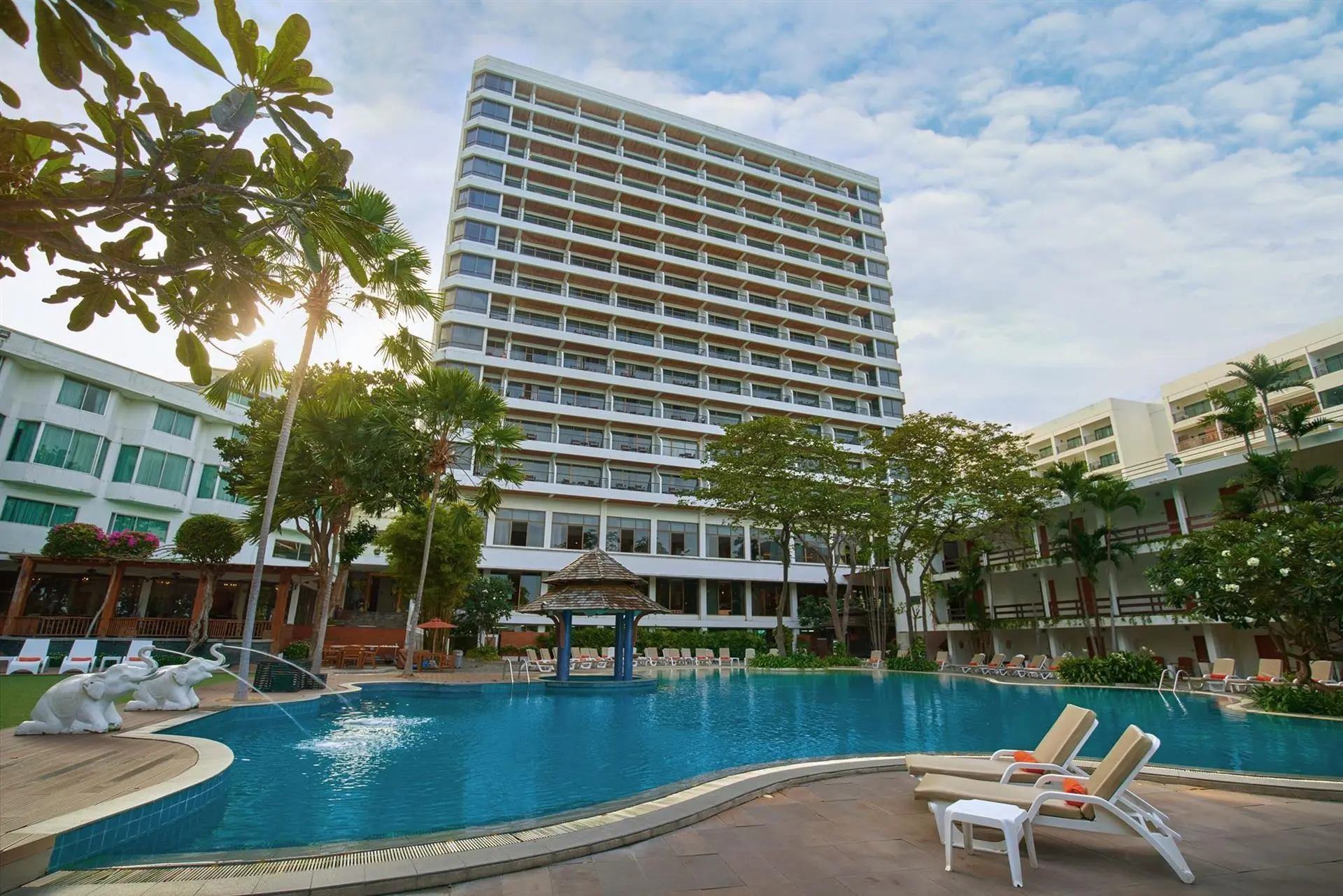 🌴 Cosy Beach 4* — потрясающий вид и лучший район Паттайи! 🇹🇭

Этот отель на зеленом холме Пратамн