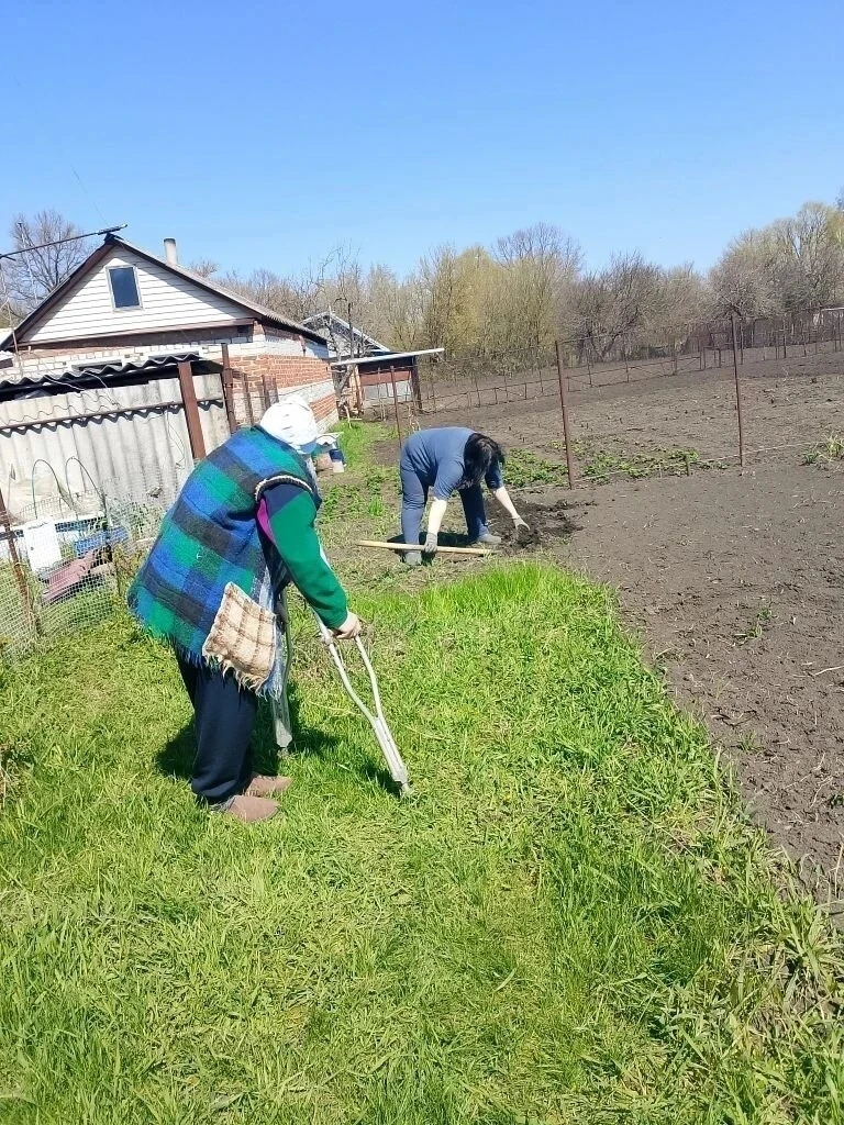 Социальные работники ОБУСО "КЦСОН Мантуровского района"оказывают помощь обслуживаемым, ...