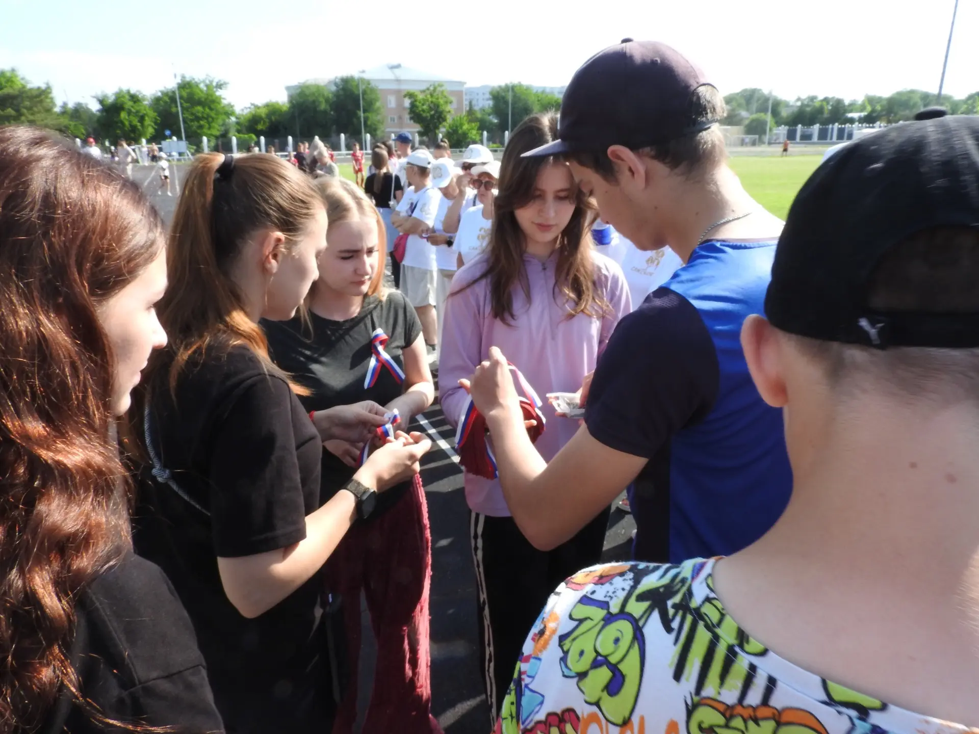 Торжественное поднятие флага и праздничная зарядка, посвященные Дню России 🇷🇺