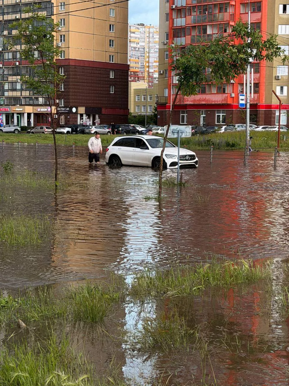 🌊 Еще несколько кадров с улиц Челябинска в эти минуты

В мэрии города сообщили, что после таких лив