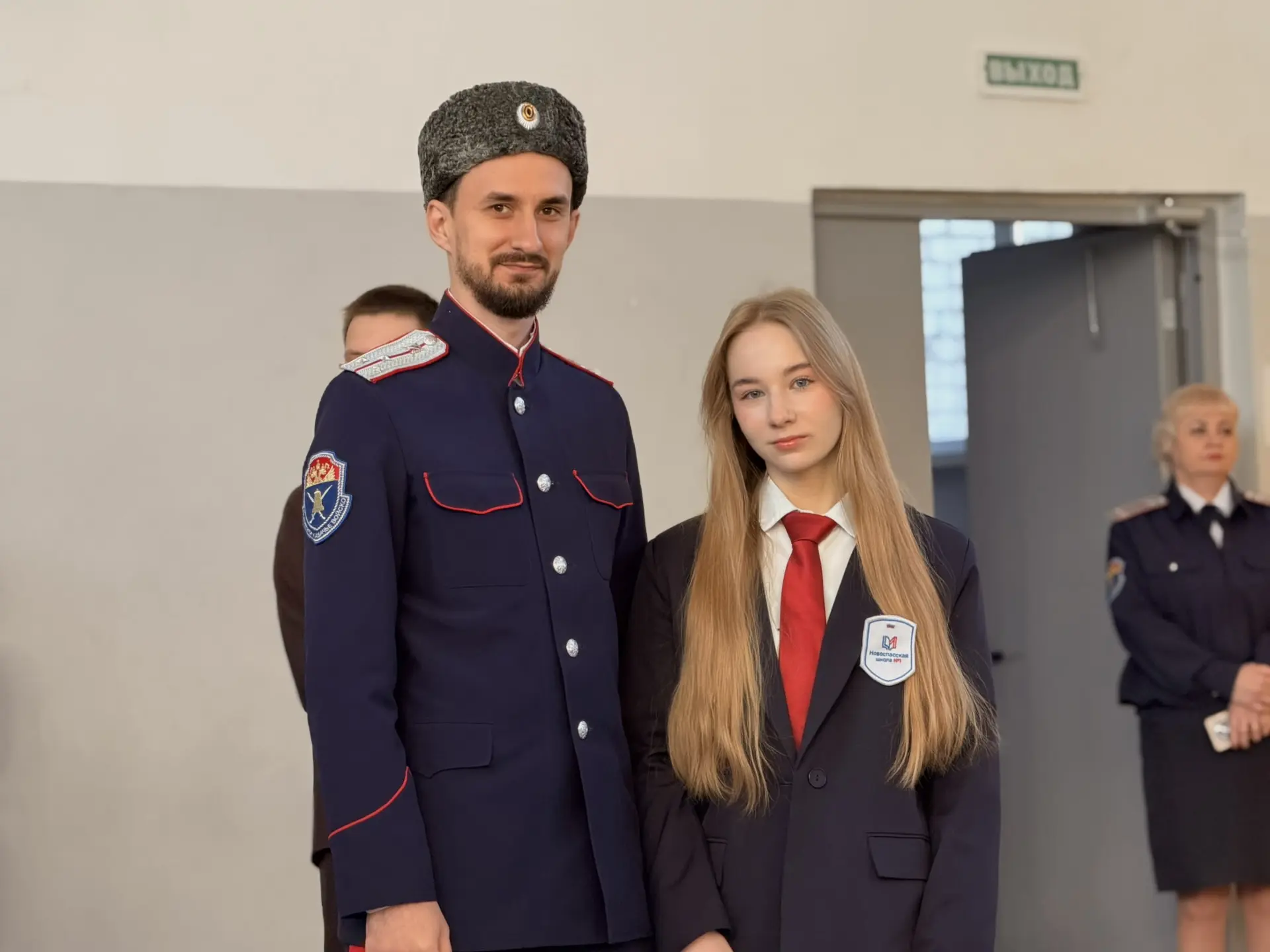 🏆СТАРТ НЕДЕЛИ ПОД ФЛАГОМ ПОБЕД!   Сегодня наша школа традиционно открыла новую учебную неделю торжес