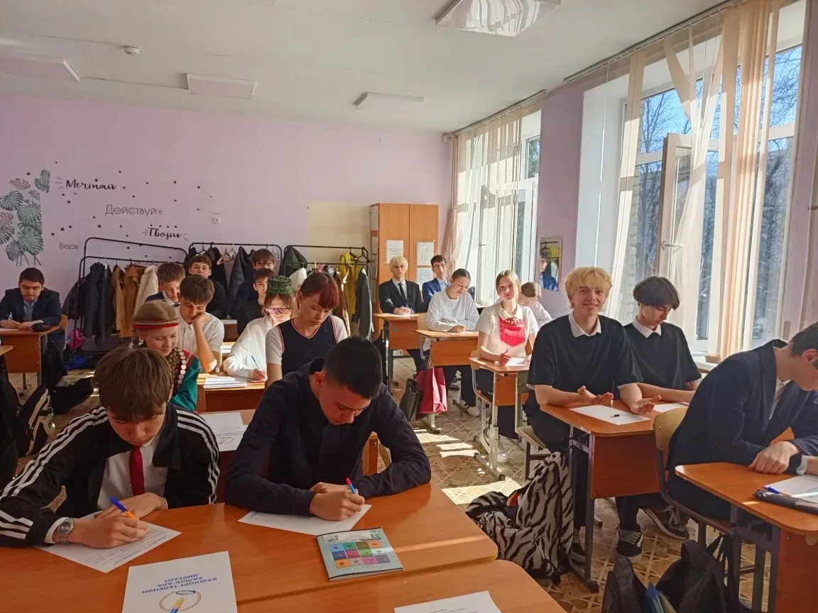 День национального костюма День национального костюма В МАОУ Школа № 129 им. С. И Зорина с большим р