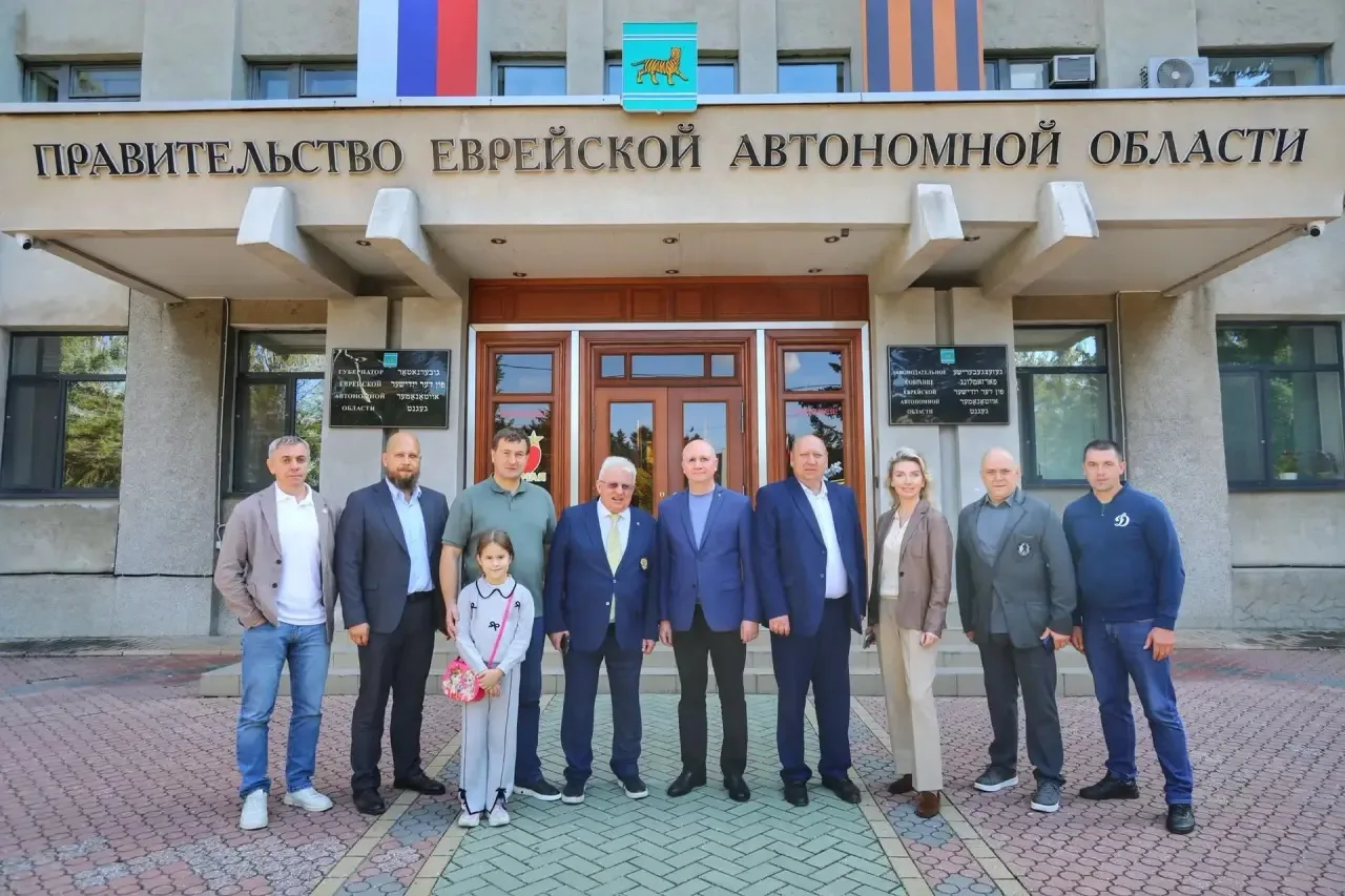 🏒 Олимпийский чемпион Владимир Мышкин принял участие в открытии хоккейного сезона в Би...
