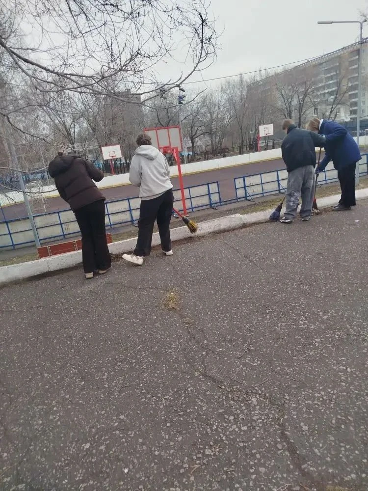 🍂 Субботник продолжается!  📌Наводим порядок на территории - и 8‑е классы снова в деле. ✅Ребята убрал