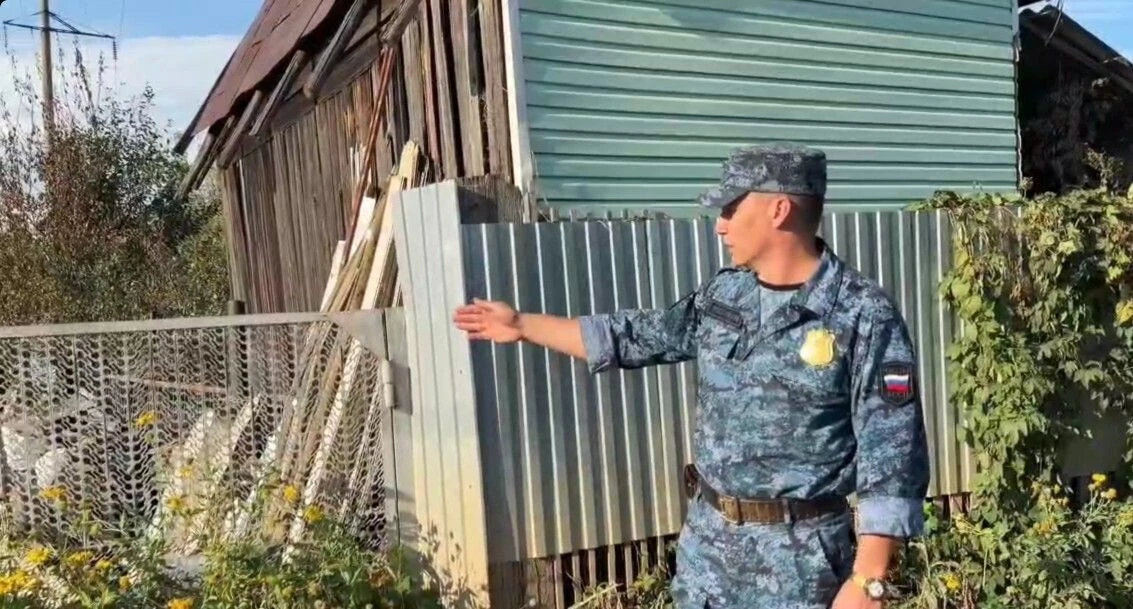 Судебный пристав из Оренбуржья спас пенсионерку из горящего дома
