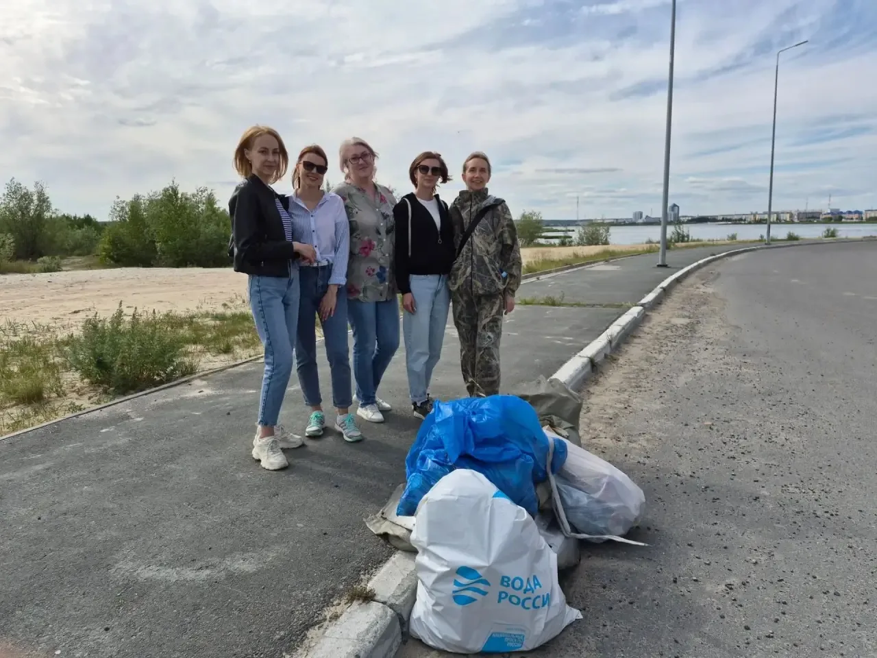 🍃 Сотрудники Управления по физической культуре и спорту приняли участие в субботнике!