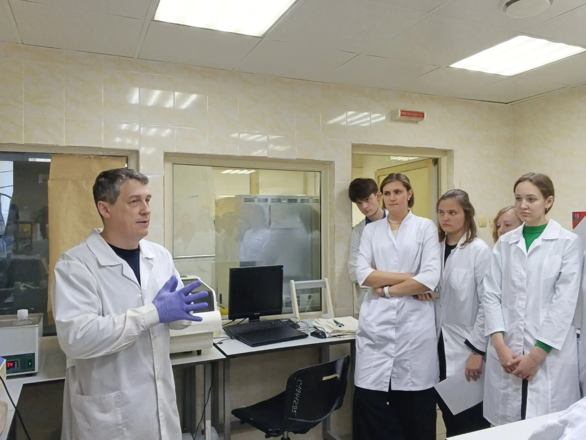 🔬 Студенты КГМУ познакомились с работой научных лабораторий изнутри