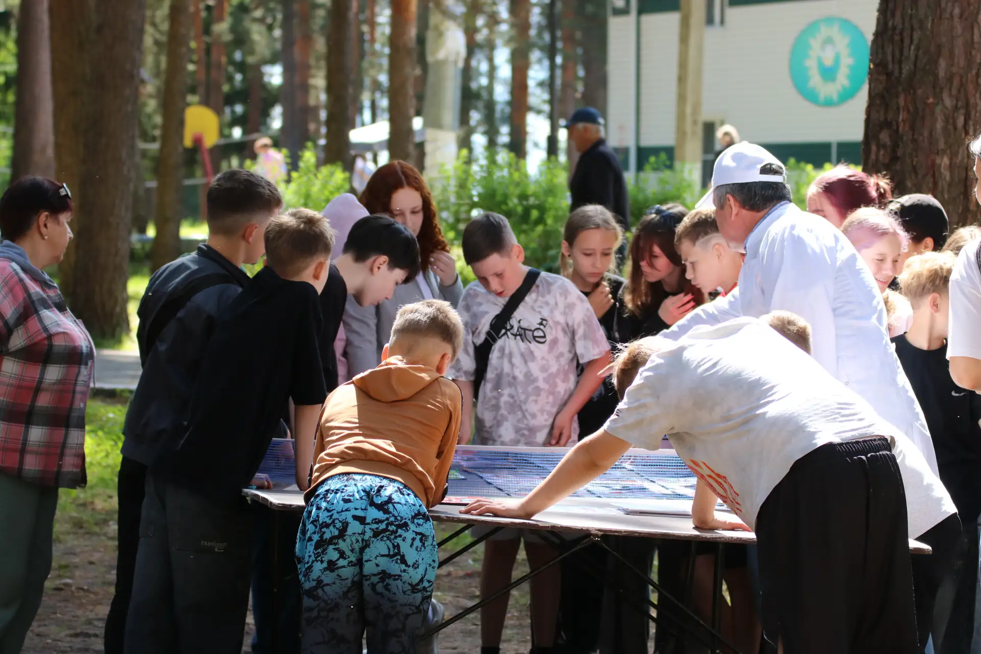 Как выглядит Россия?🇷🇺

Это не только березки и матрешки! Это сотни народов, множество традиций и 
