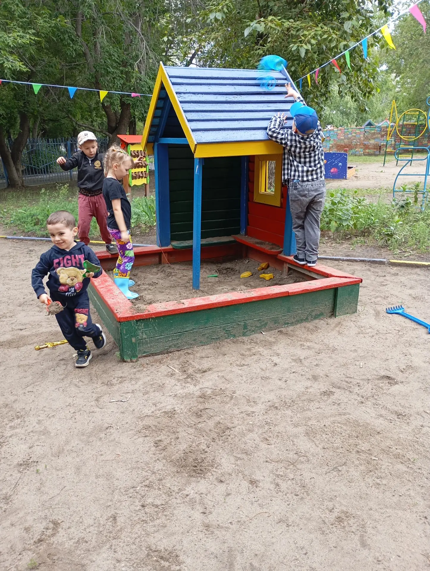 Ребята других групп предпочли прогулку под солнышком.