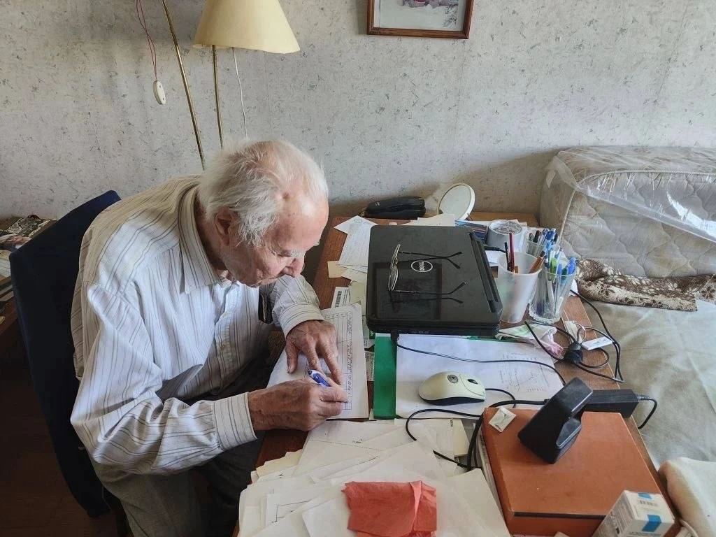 🕊️ СВЯЗЬ ПОКОЛЕНИЙ  Накануне Дня Победы кадеты нашей школы лично поздравили ветерана труда, учёного 