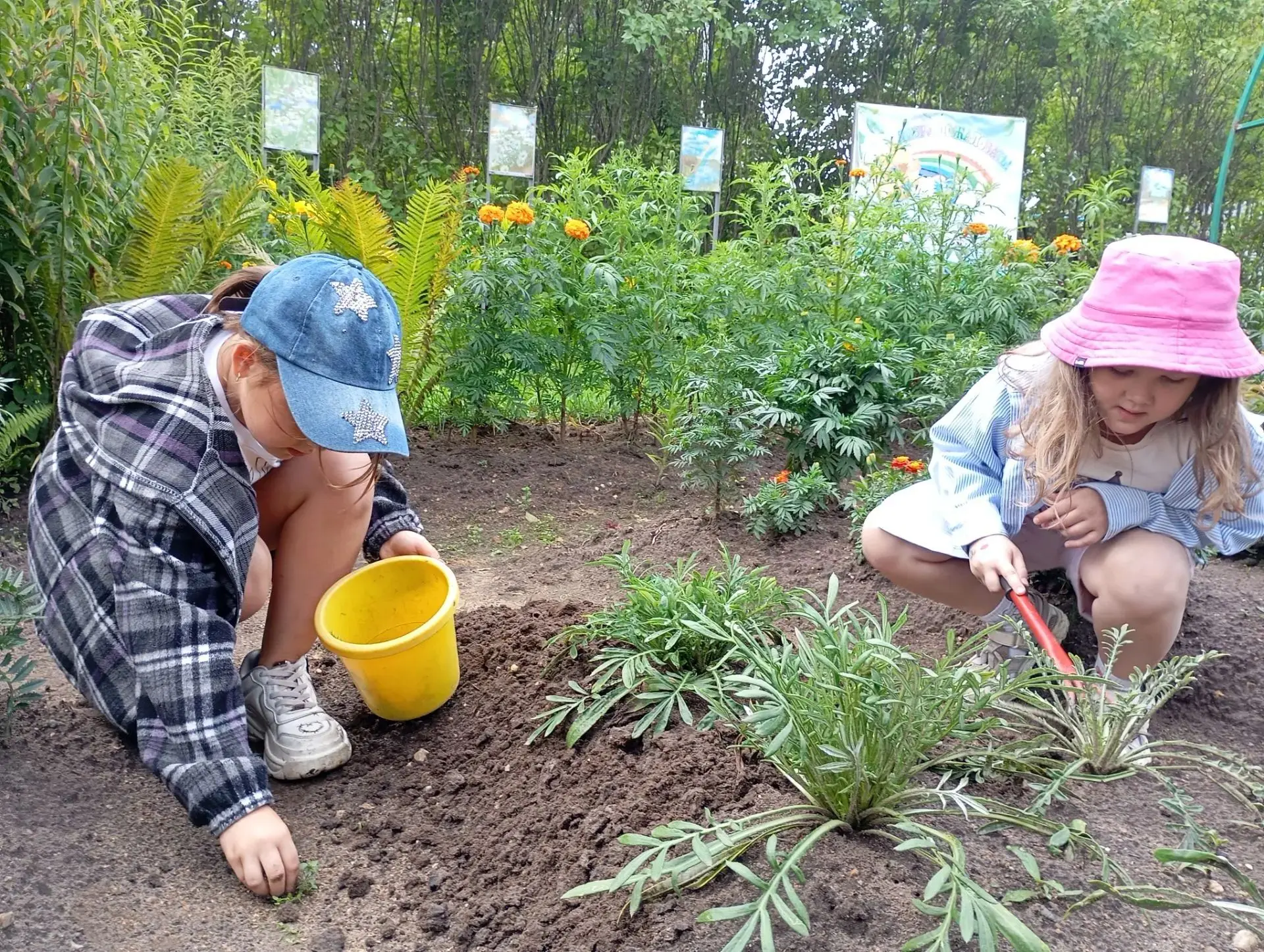После долгожданного дождичка — сразу за дело! 🌱

Сегодня во время прогулки наши ребята зря времени 
