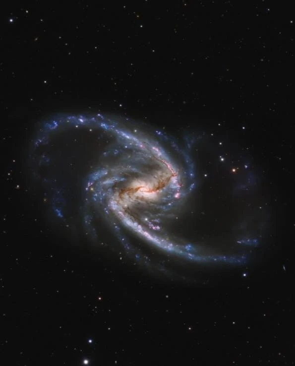 NGC 1365, также известная как «Большая спиральная галактика с перемычкой»!