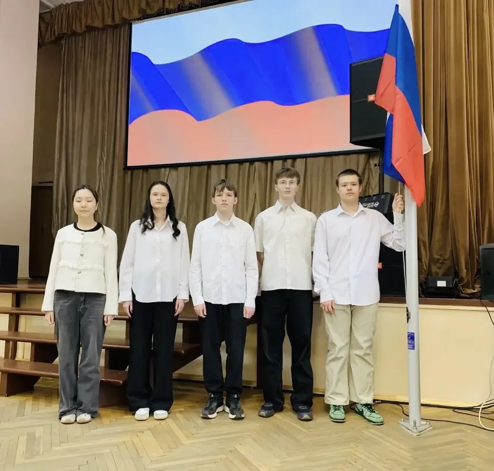Сегодня в нашей школе состоялась торжественная церемония поднятия флага  В этом объединяющем всех на