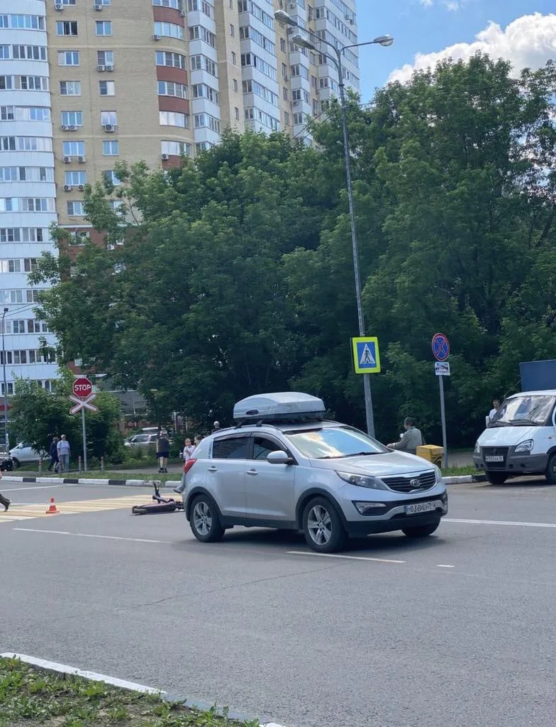 «Рождественская , недалеко от конфитюра. Видимо сбили самокатчика. Гаишник оформляет ДТП»