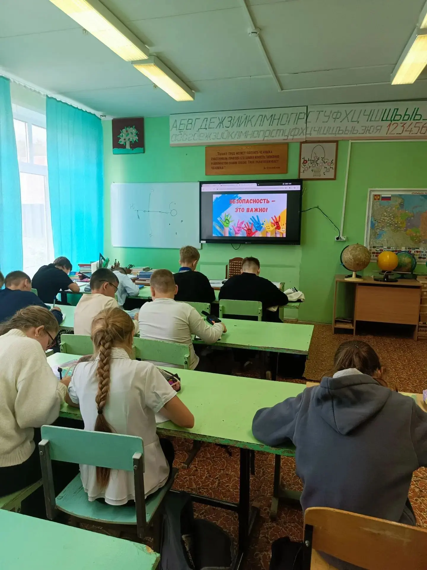 Сегодня на уроке ОБЖ в 5 классе «Безопасность превыше всего» учащиеся получили знания п...