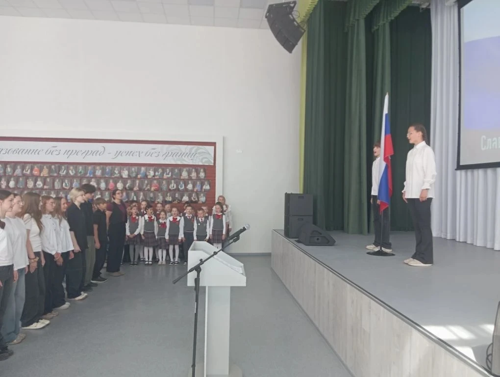 🇷🇺 Накануне Дня Победы: стоим в почётном карауле у Государственного флага Российской Федерации.   ⭐ 