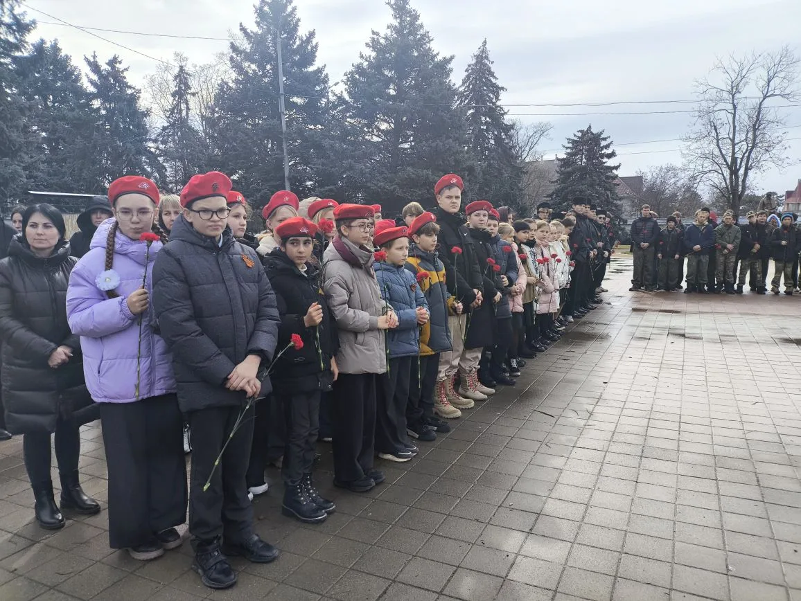 25 февраля в мемориальном сквере города у Вечного огня состоялась торжественная акция «Эстафета памя