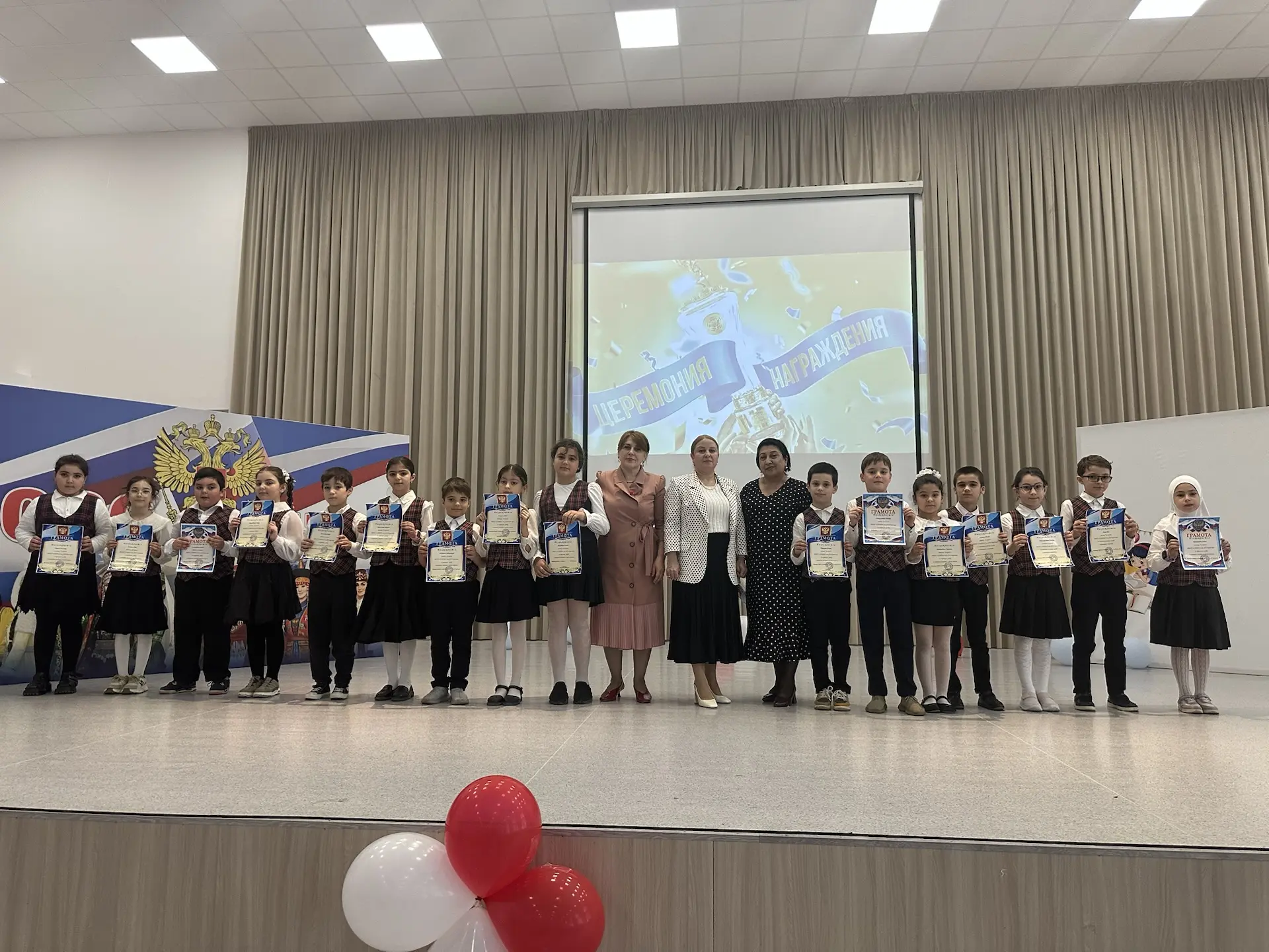 Подвели итоги года: наградили самых успешных учеников! 🎖️