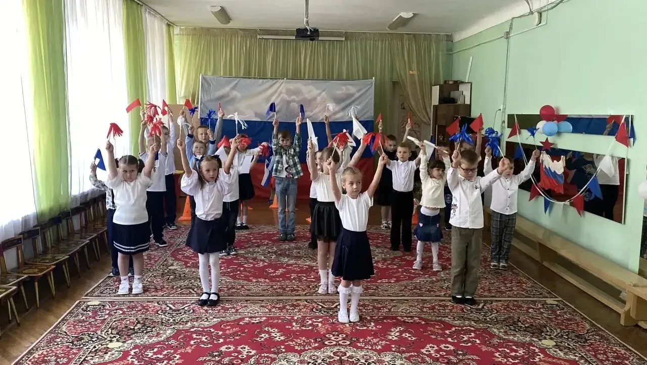 🇷🇺В строении 6 прошли мероприятия, посвященные празднованию Дня Российского флага. Де...