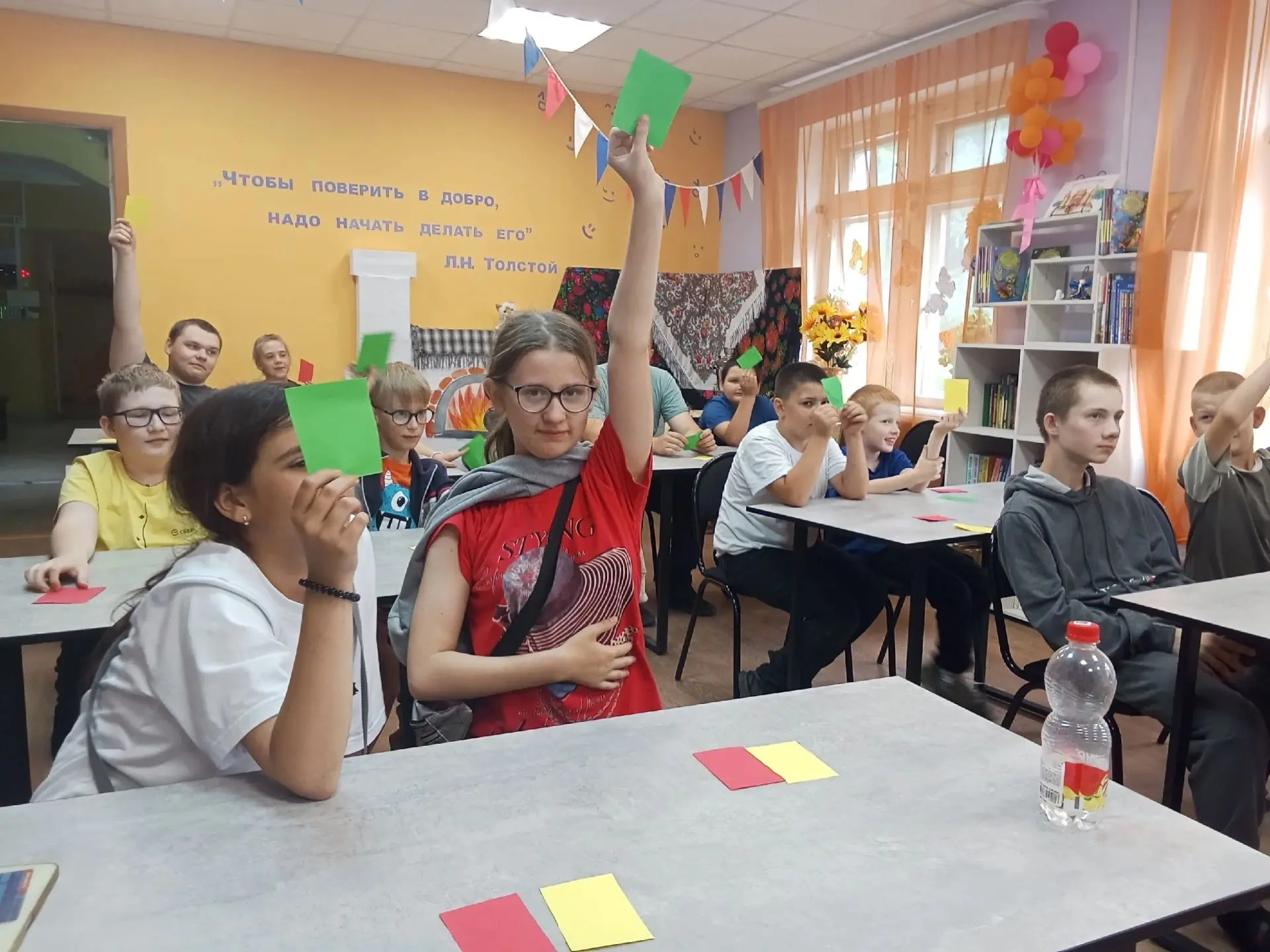 Сегодня весь день в лагере был полностью посвящён здоровому образу жизни. 
День начался с бодрящей з